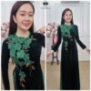 Nhung 42 áo dài nhung xanh khít dài kết pha lê đính hoa xanh nổi cổ ren