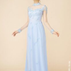 Áo dài cách tân đính ren nhẹ nhàng